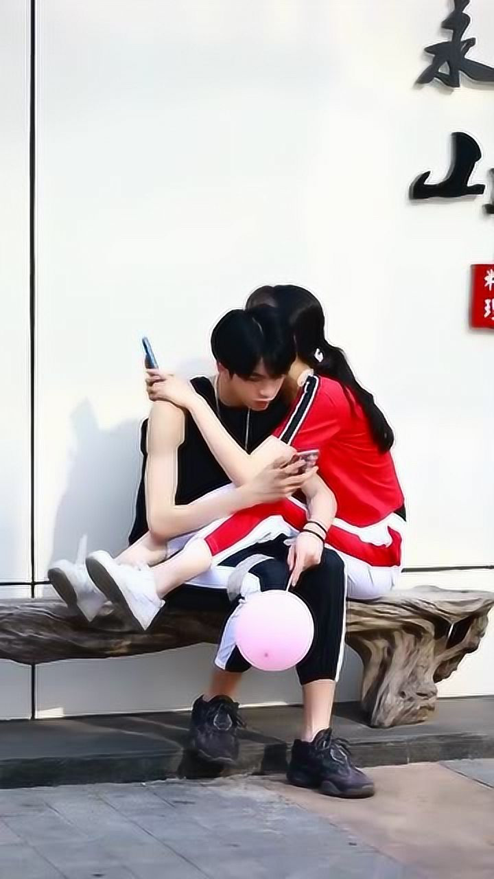 街拍一对小情侣姑娘这么粘人男朋友受得了吗