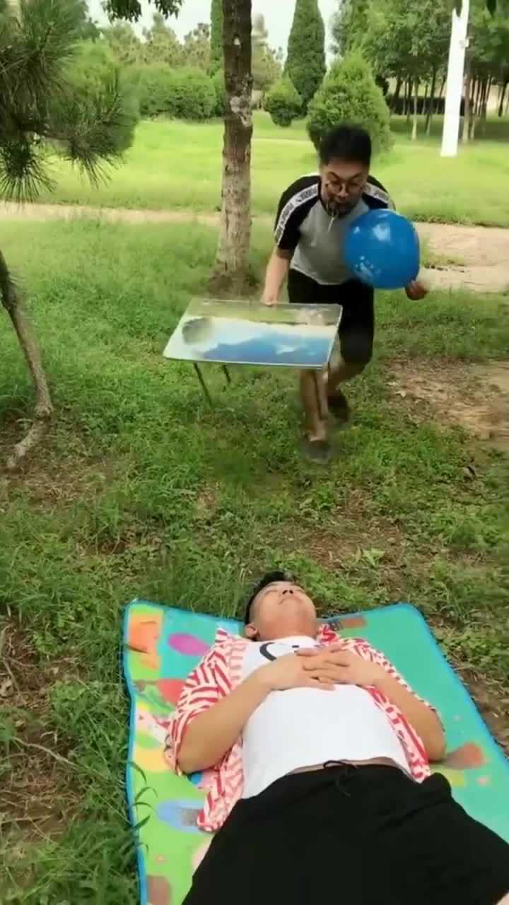 最近这个小伙火了竟然用痒痒勺挠路人脚心我直接笑喷了