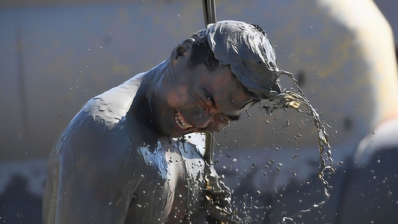 日本最恶心节日比印度泼粪节重口男男女女全身抹满泥巴