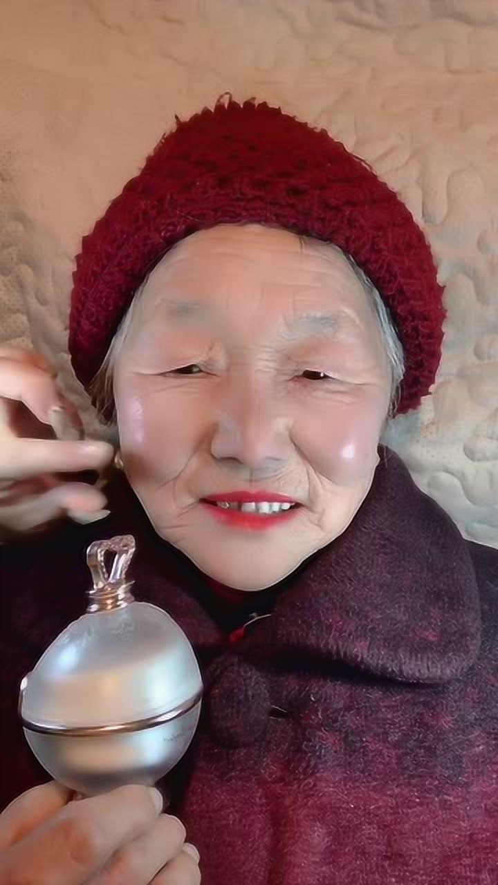 爱美不分年龄80岁的老奶奶看着自己变白也高兴的合不拢嘴