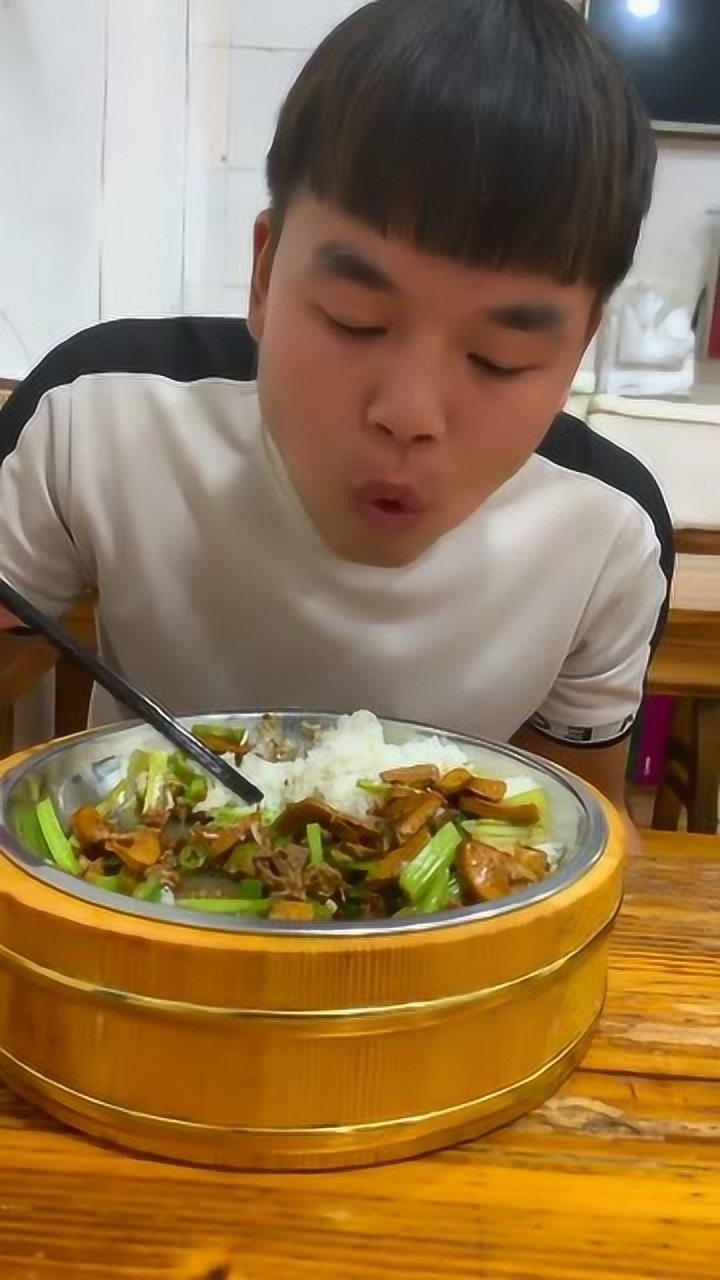 精神小伙下馆子吃木桶饭