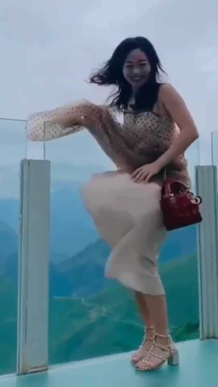 风太大裙子飘起来了