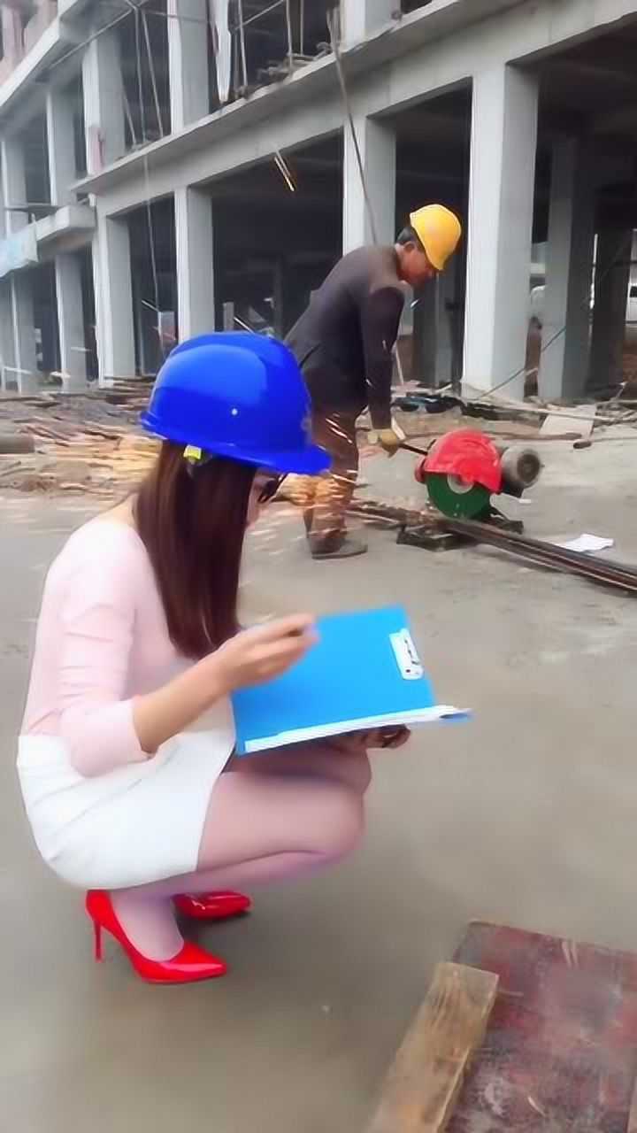 这是我们老板的秘书今天来工地视察穿成这样不知给谁看