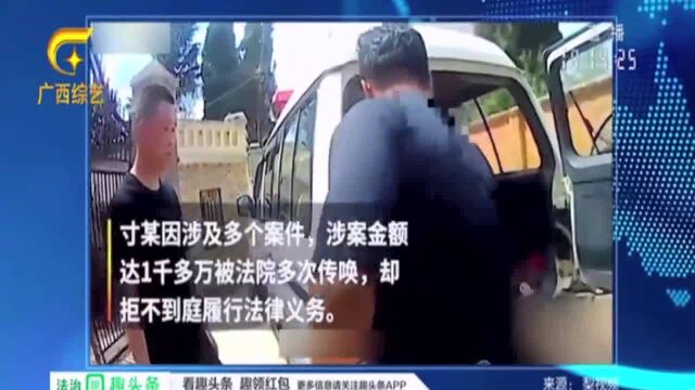 嫌疑人被逮捕,途中口出狂言,见无人理会,竟亲了警察一口