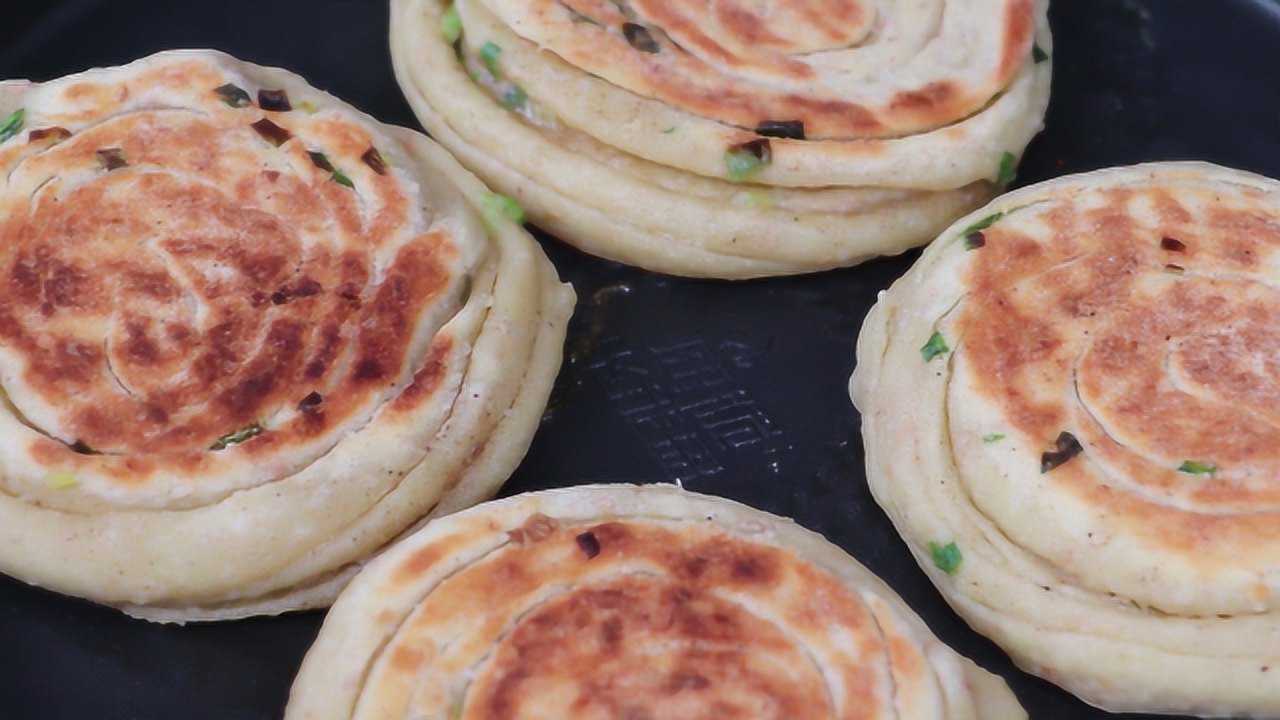 花生鸡蛋葱油饼!在小吃街卖了几十年,现在不做了,把秘方分享给大家!