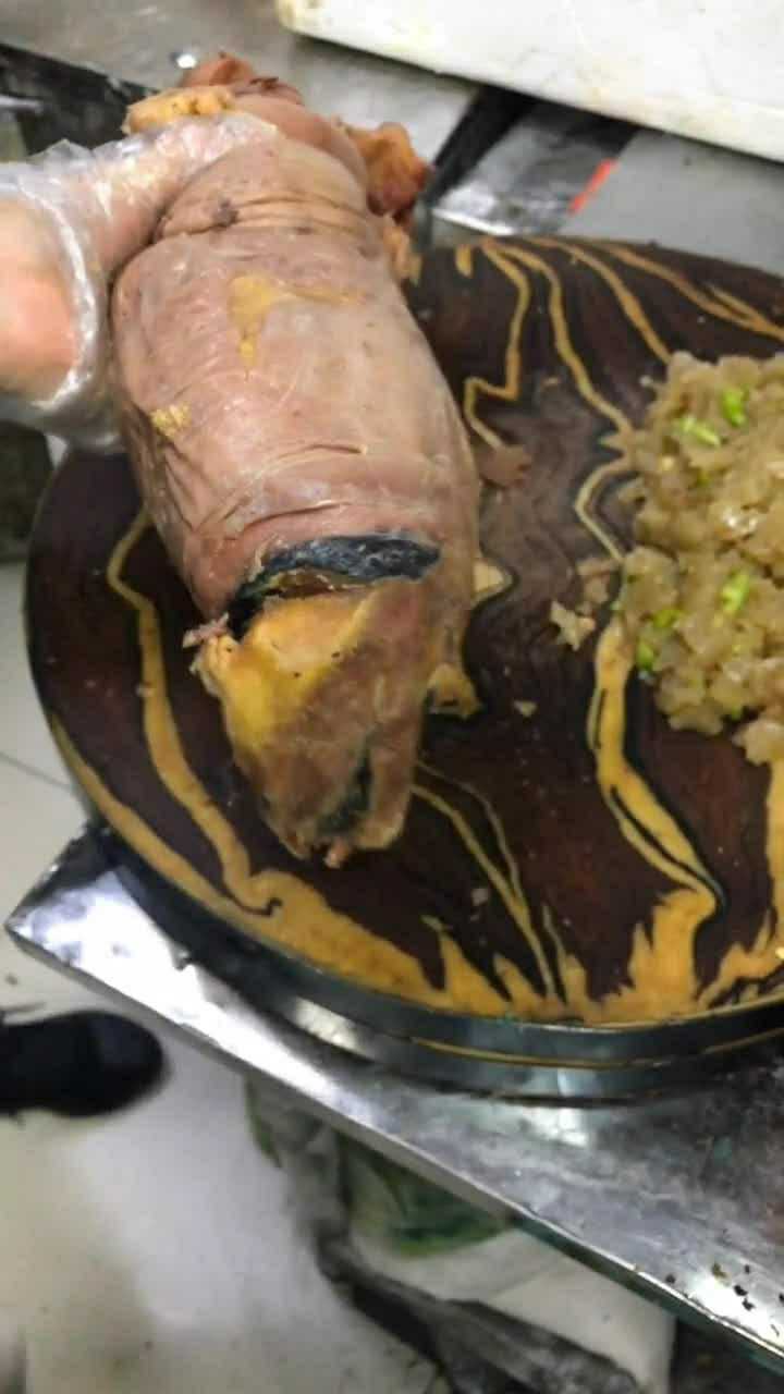 切大驴碗口颜色非常正一看就很好吃