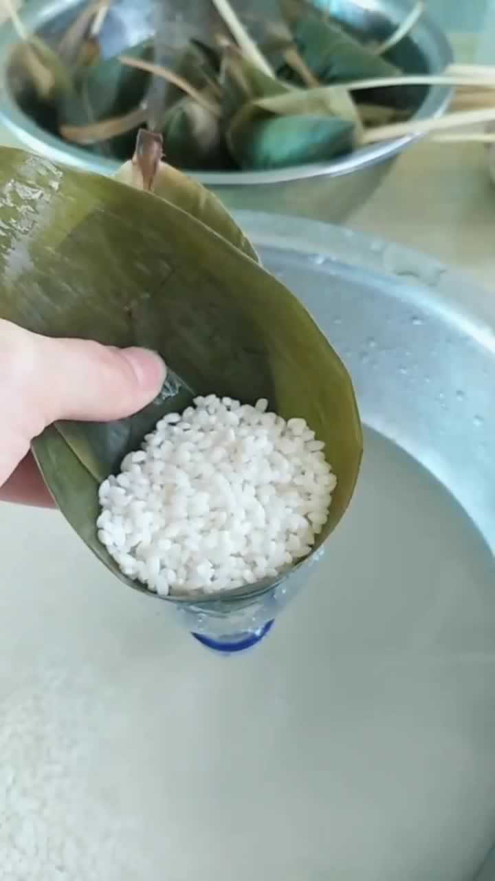 用矿泉水瓶制包粽子神器,再也不怕不会包粽子啦,看起来很好用!