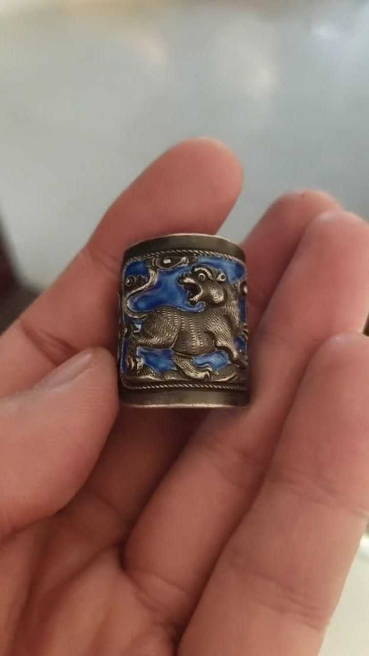 这是古代的一个戒指,样式十分的精美!