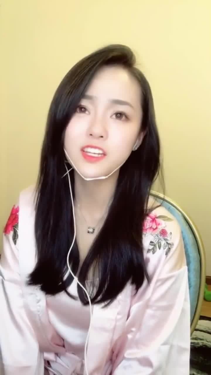 美女小姐姐唱歌火了长得美的人唱歌也好听网友我听得入迷了