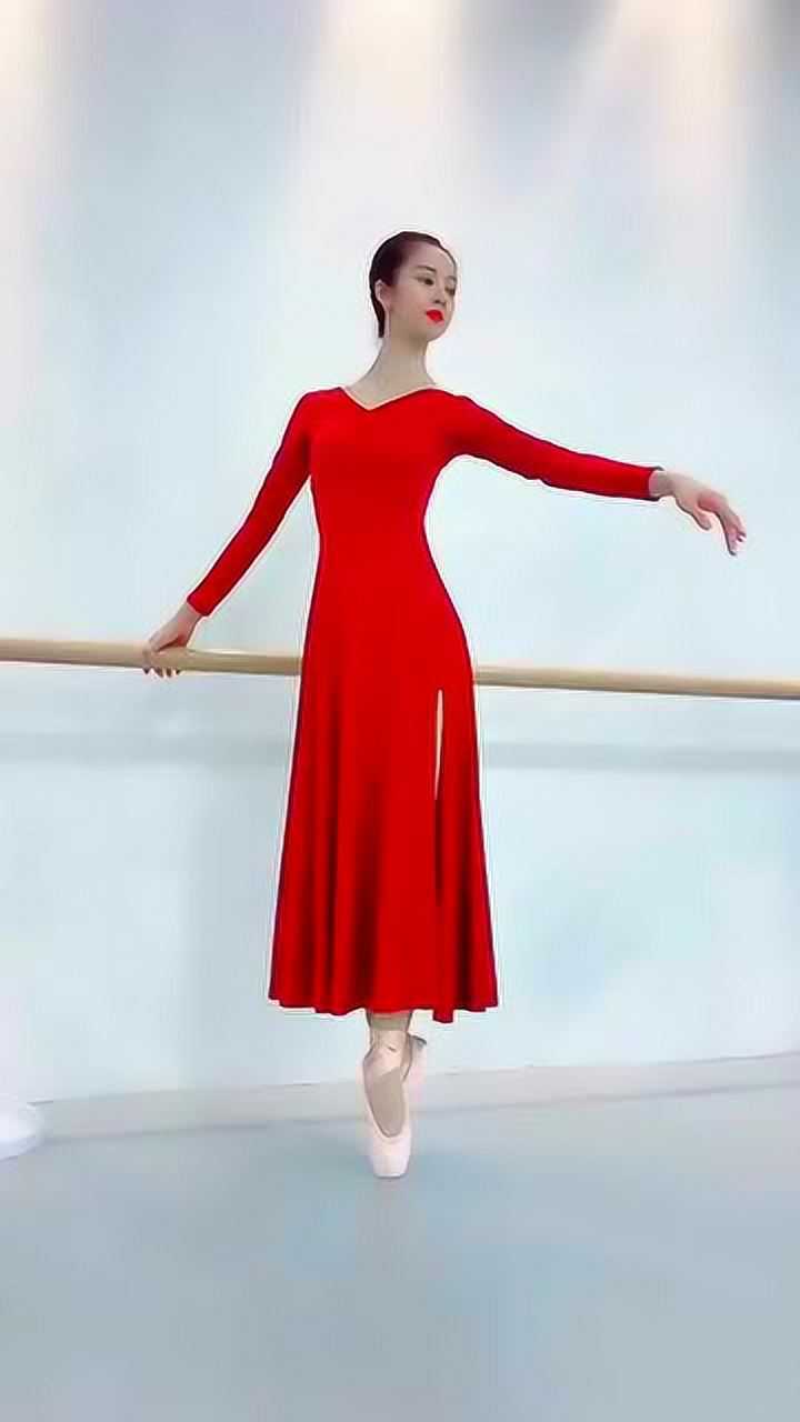 芭蕾舞老师的一字马表演动作精彩有看点太唯美了