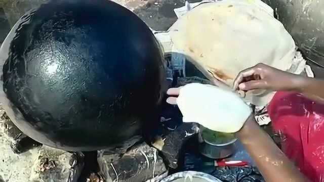 这么乌漆嘛黑的锅底,竟是印度的煎饼神器,这卫生实在让人堪忧!