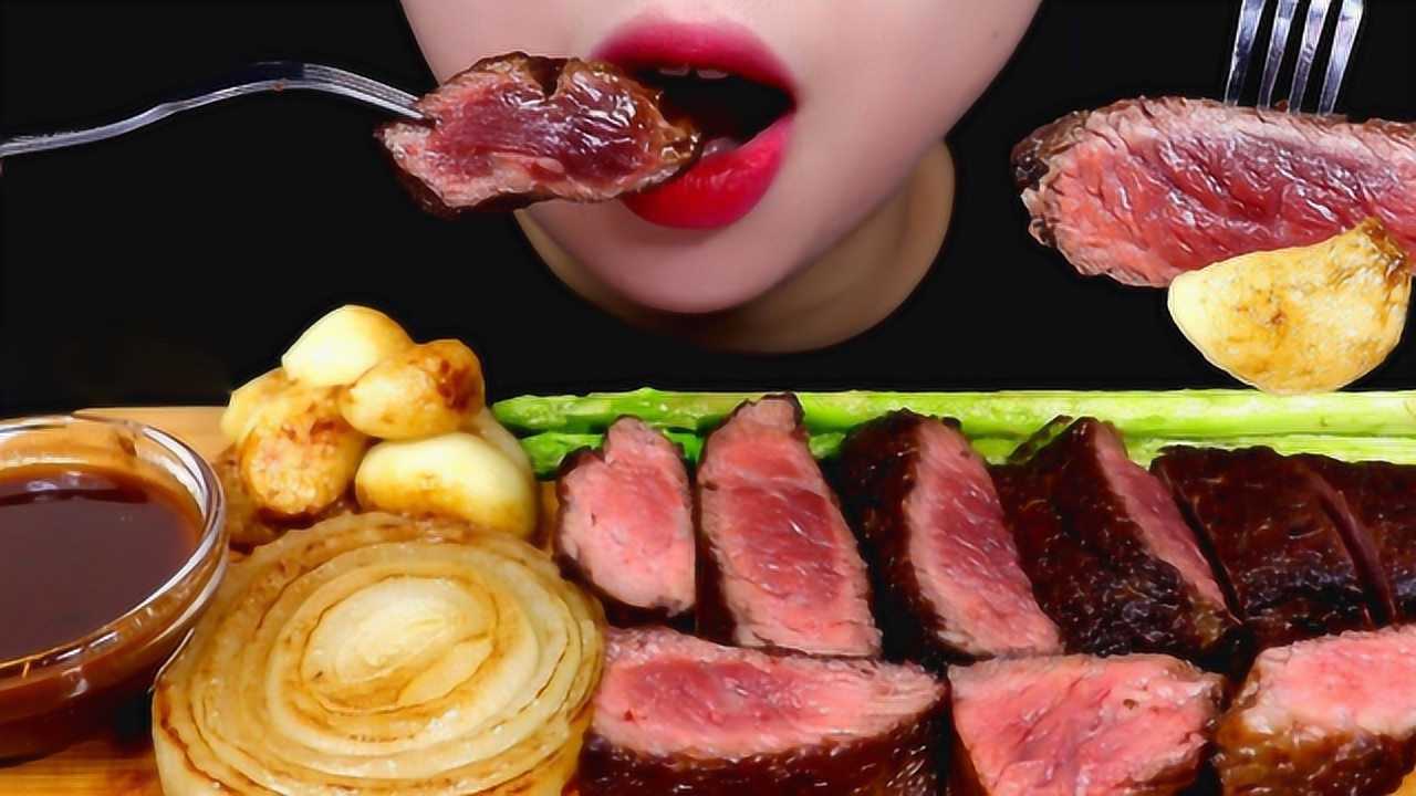 美女享用板腱牛排散发出煎烤的香气柔嫩多汁口感醇香