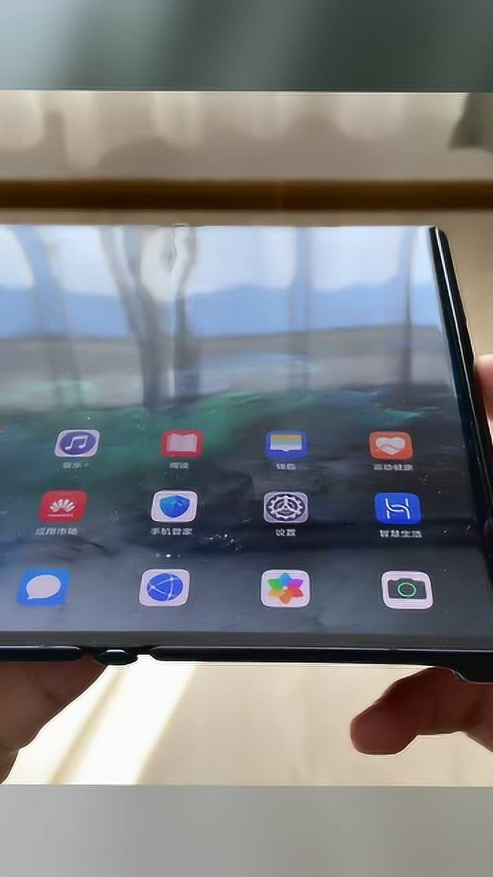 华为折叠屏mate xs体验 你觉得这个折痕严重吗?