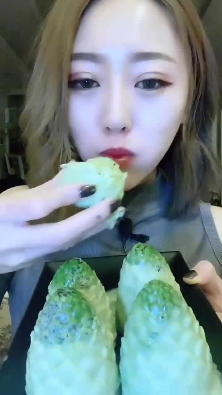 木子姐姐吃冰的样子好喜欢看特别的认真网友你真的不嫌凉啊