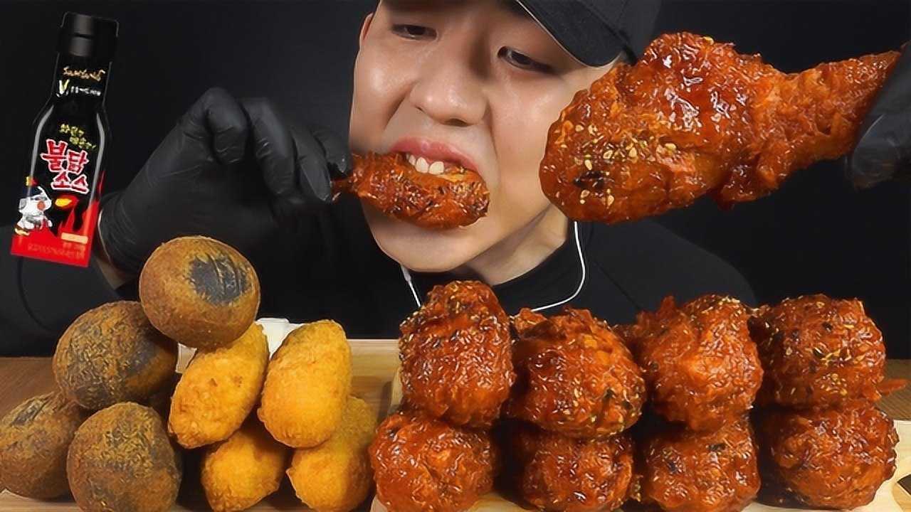 韩国吃货小哥吃辣味炸鸡奶酪球迷你热狗发出咀嚼音真馋人