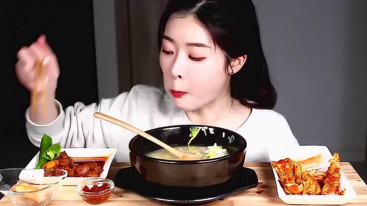 韩国美女挑战炖牛骨汤面大口吃肉大口喝汤超满足