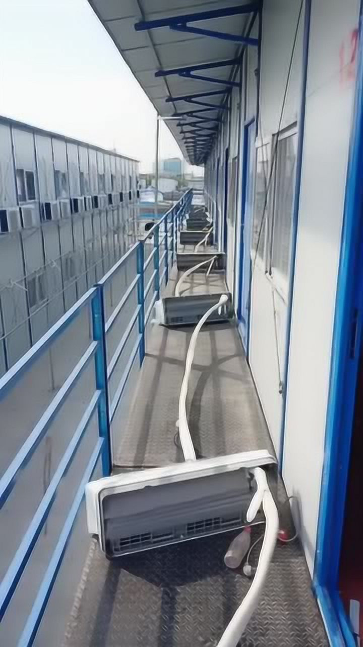 这工地真牛,这样安装空调还真是罕见!