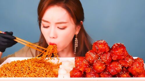 韩国美女吃播超辣火鸡面配辣鸡腿美女吃得特别过瘾