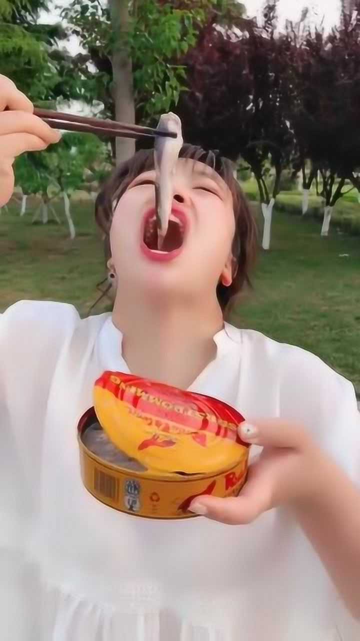 美女挑战鲱鱼罐头一整条直接吃了网友看着都想吐