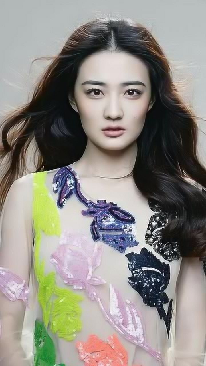 明星94年的徐璐14岁步入影视圈,出演《红楼梦》里的薛宝琴