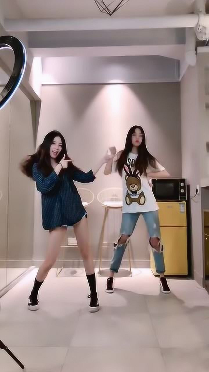 漂亮美女家中跳舞舞姿好可爱网友跳得真好