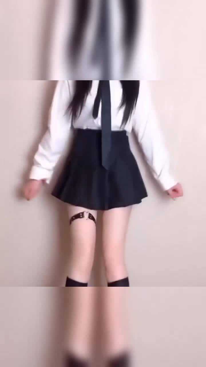 小萝莉：当一个女孩脱掉睡衣_高清