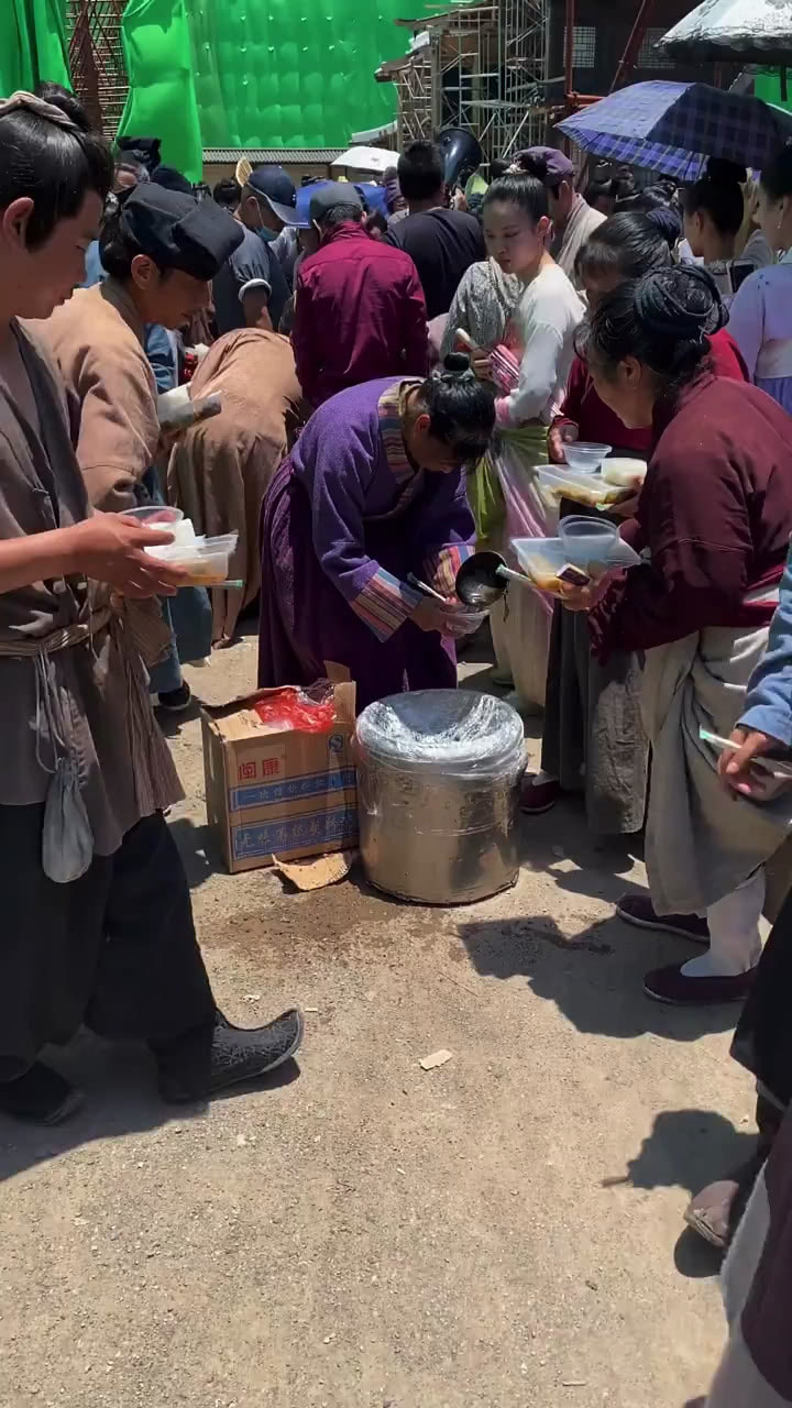 群众演员领盒饭