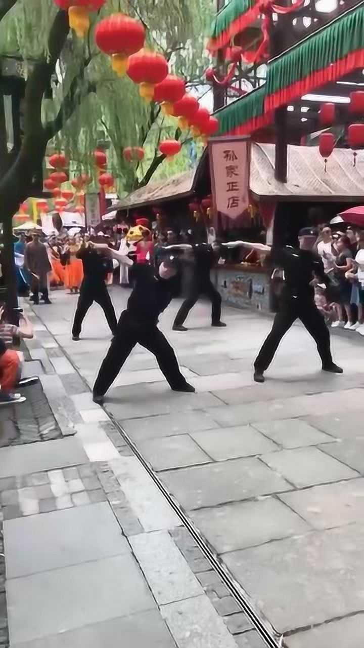 杭州宋城千古情景区,快闪大军展示,这保安小哥动作也很带劲啊