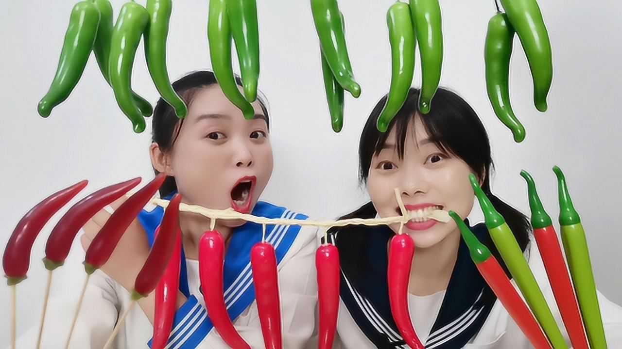 恶作剧:俩闺蜜比赛谁更能吃辣,结果吃到真辣椒,搞笑超逗乐