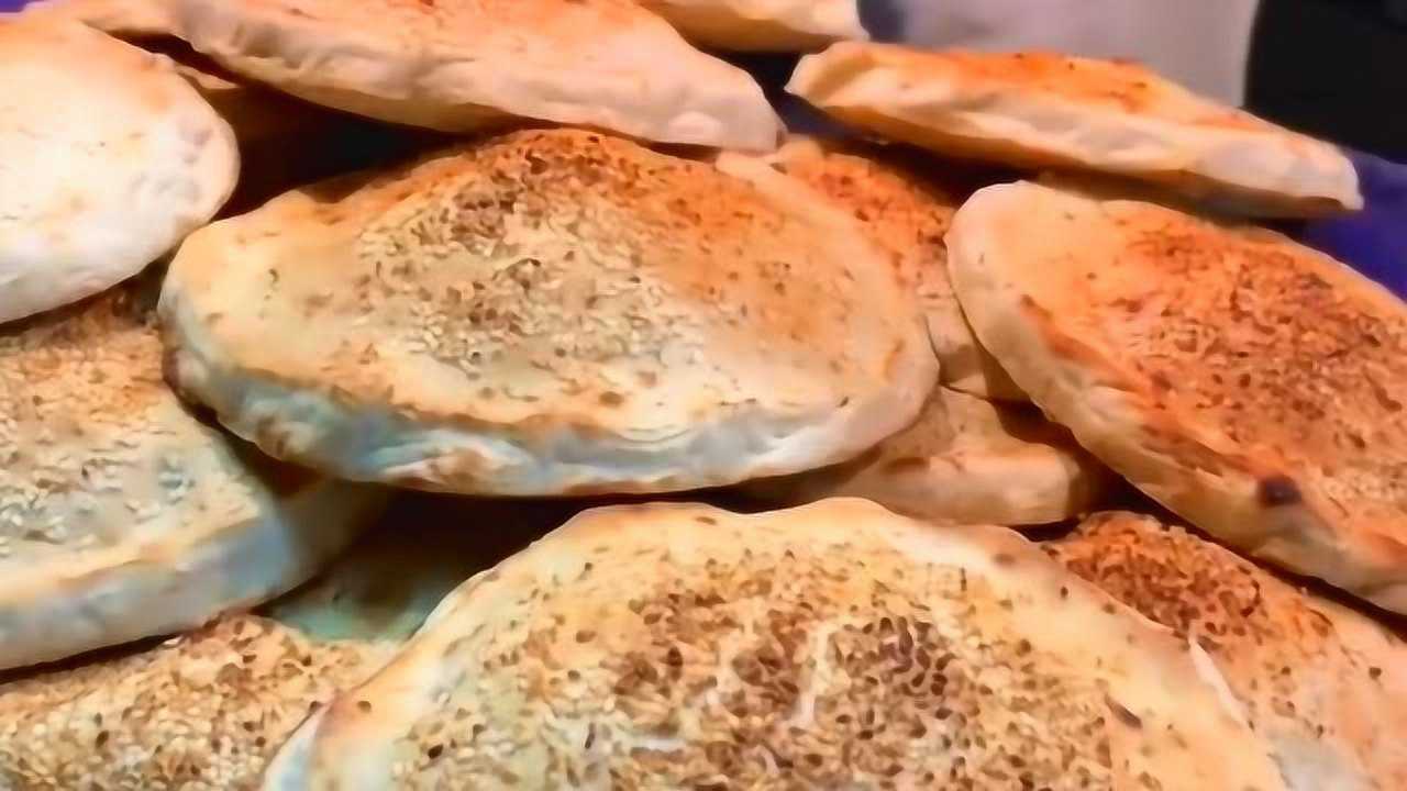 看到这样打烧饼的不多了非常传统的打烧饼做法口水忍不住流出来了