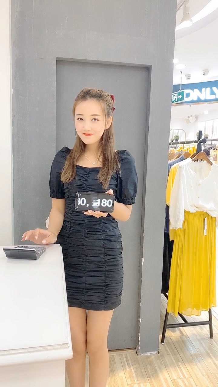 服装店老板娘做出这个举动是什么意思