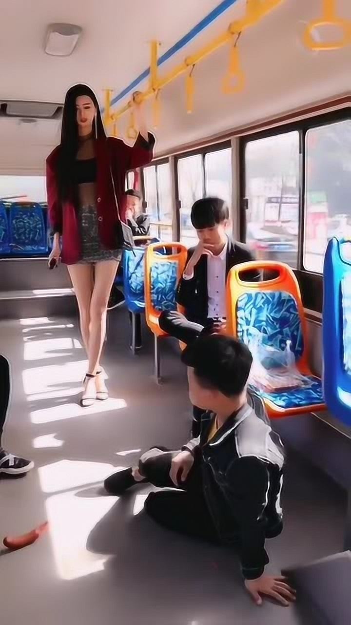 公交车上惊现女巨人