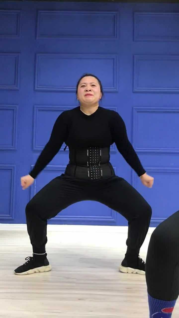 扎马步动作腿酸到怀疑人生再累也要坚持