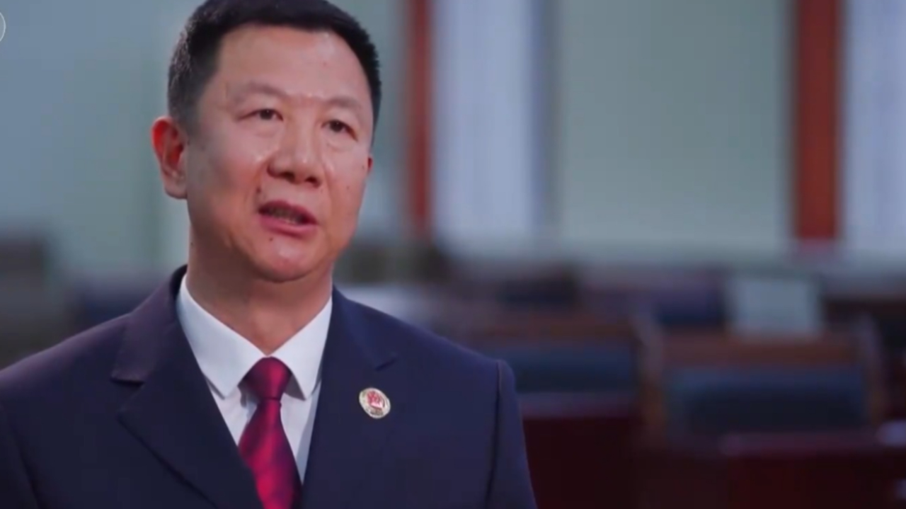 互殴还是正当防卫?老板娘霸气反击闹事酒鬼引争议 检察官一锤定音!_腾讯新闻
