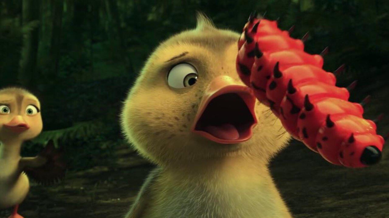 小鸭憨憨饿得疯狂撞树咬人,大鹏吓坏捉虫自讨苦吃