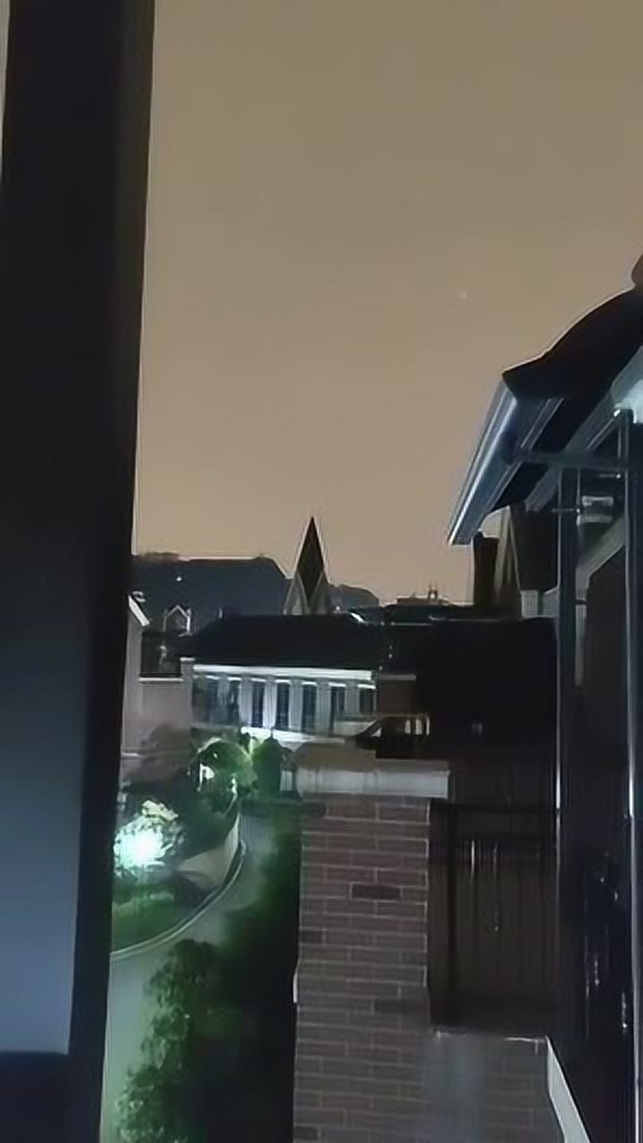 晚上9点23分,在天台拍到神奇景象,到现在也想不明白!