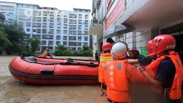 四川广安:暴雨造成城区内涝 消防紧急排险