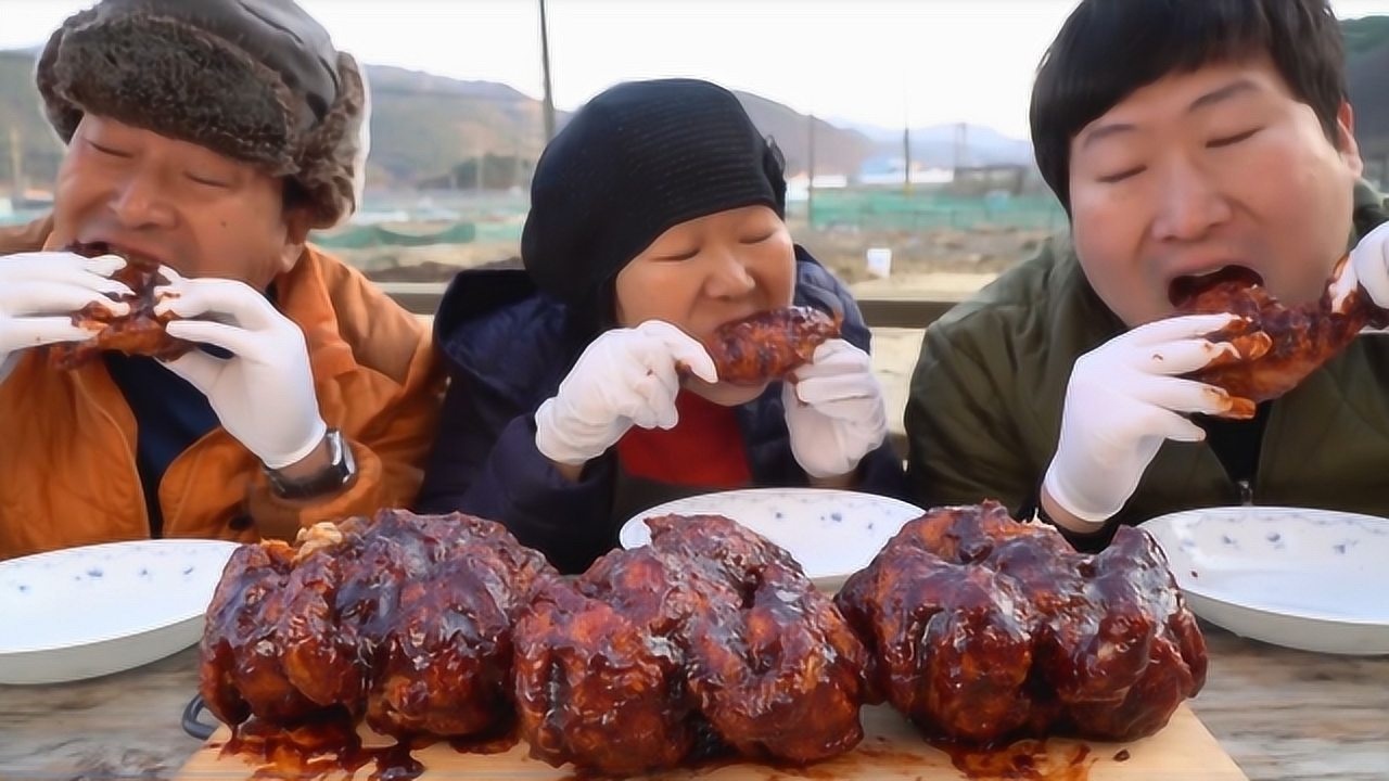 韩国兴森一家三口吃播:铁锅炸鸡,刷上妈妈制作的甜辣酱,真的是太美味