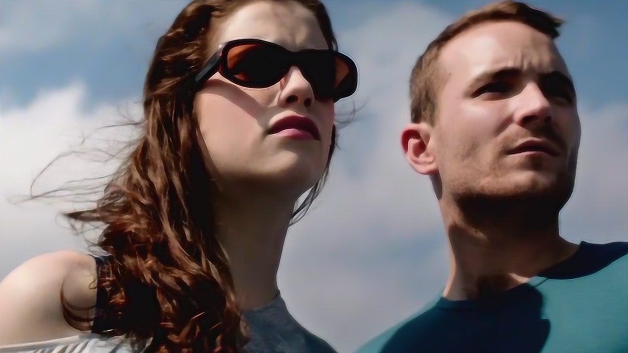 逃亡僵尸岛2男孩和女孩乘船来到一个岛上但女孩似乎心情不好