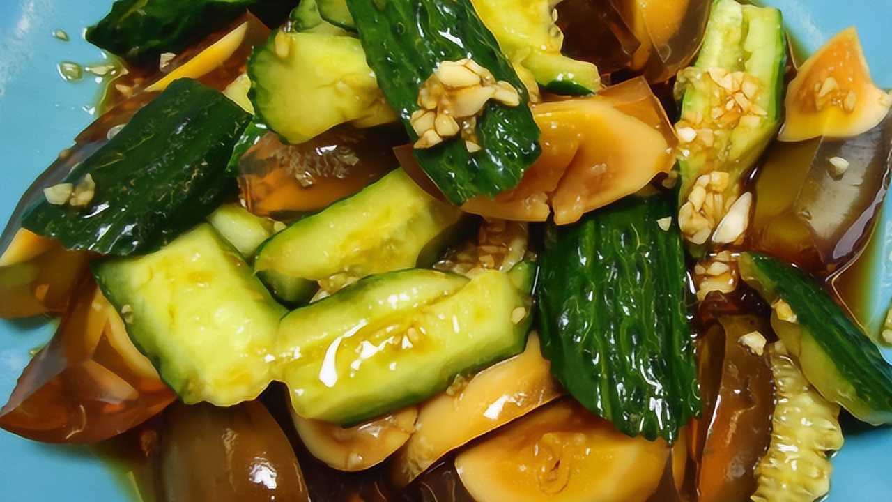 黄瓜拌变蛋天气炎热拌个小凉菜鲜脆爽口适合下酒