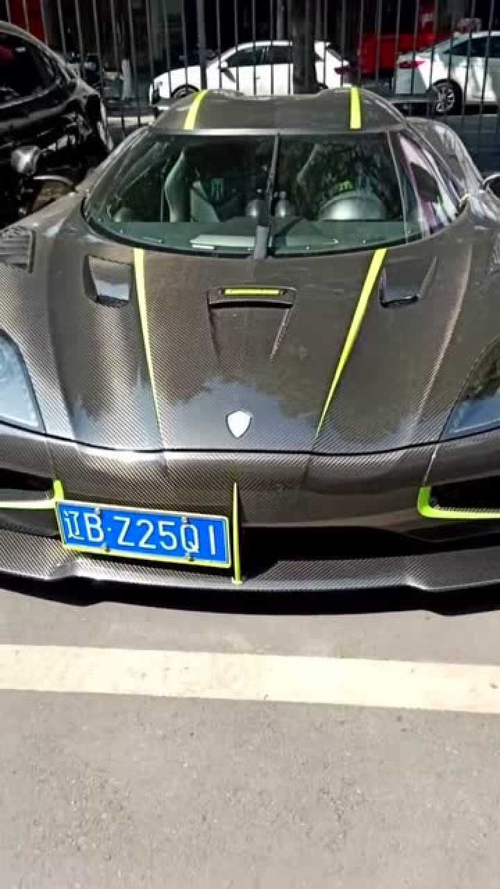 国内首台上牌的科尼塞克,全车的碳纤维套件,比一台布加迪都贵!
