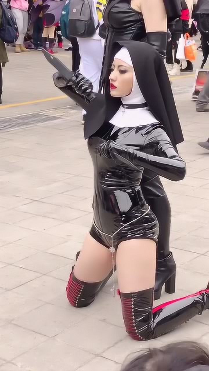 杀手5里的修女团cos小姐姐跪在地上表情有点狠