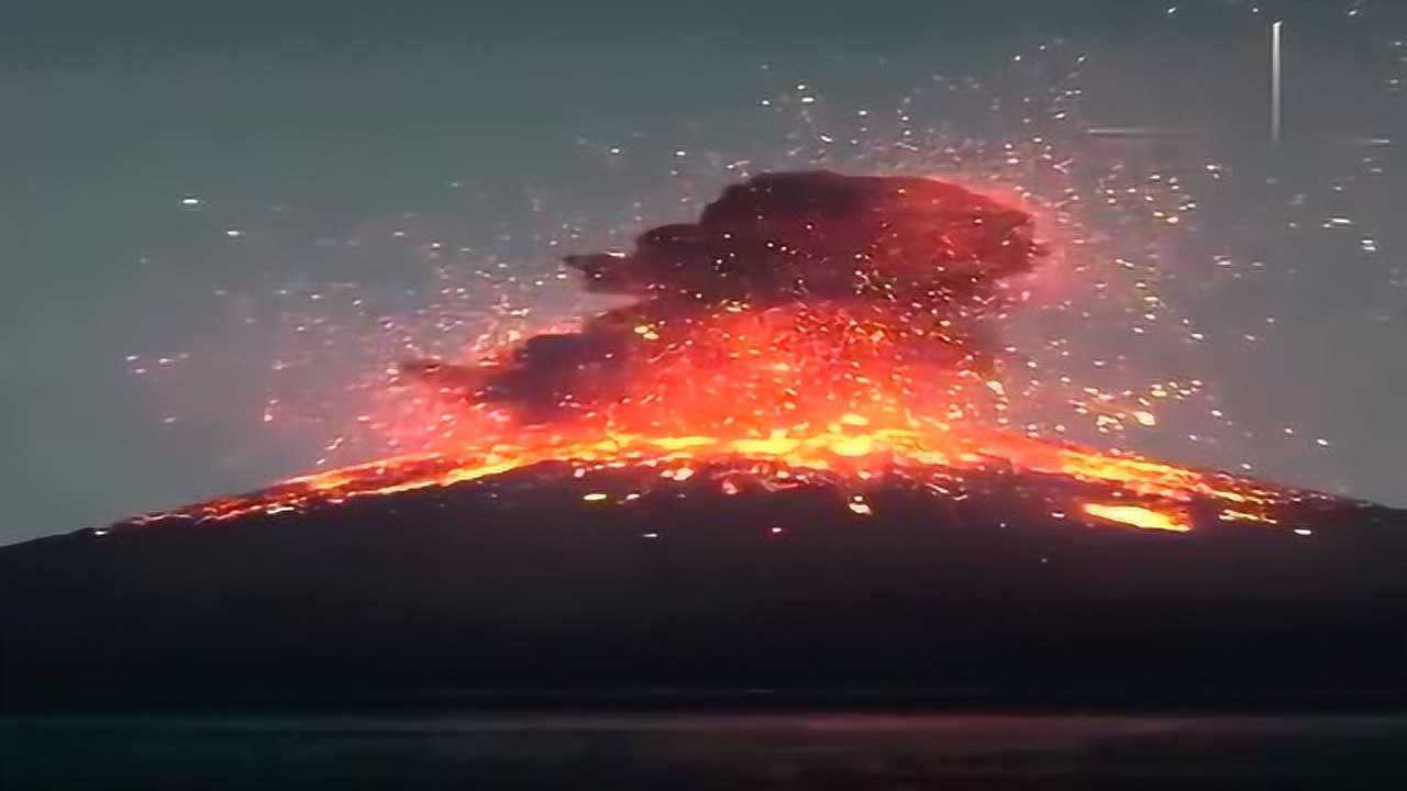 火山爆发有多严重,隔着屏幕看都感到腿在发抖,看着十分的壮观又很危险