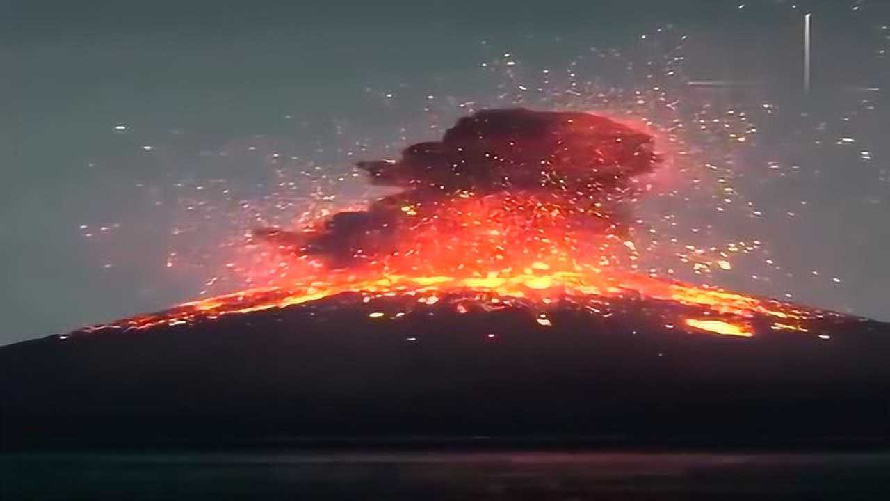 火山爆發有多嚴重,隔著屏幕看都感到腿在發抖,看著十分的壯觀又很危險