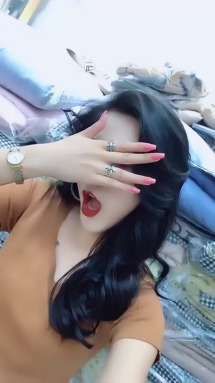 美女的手好漂亮啊,她的脸蛋一定很美吧,网友你是个粑粑