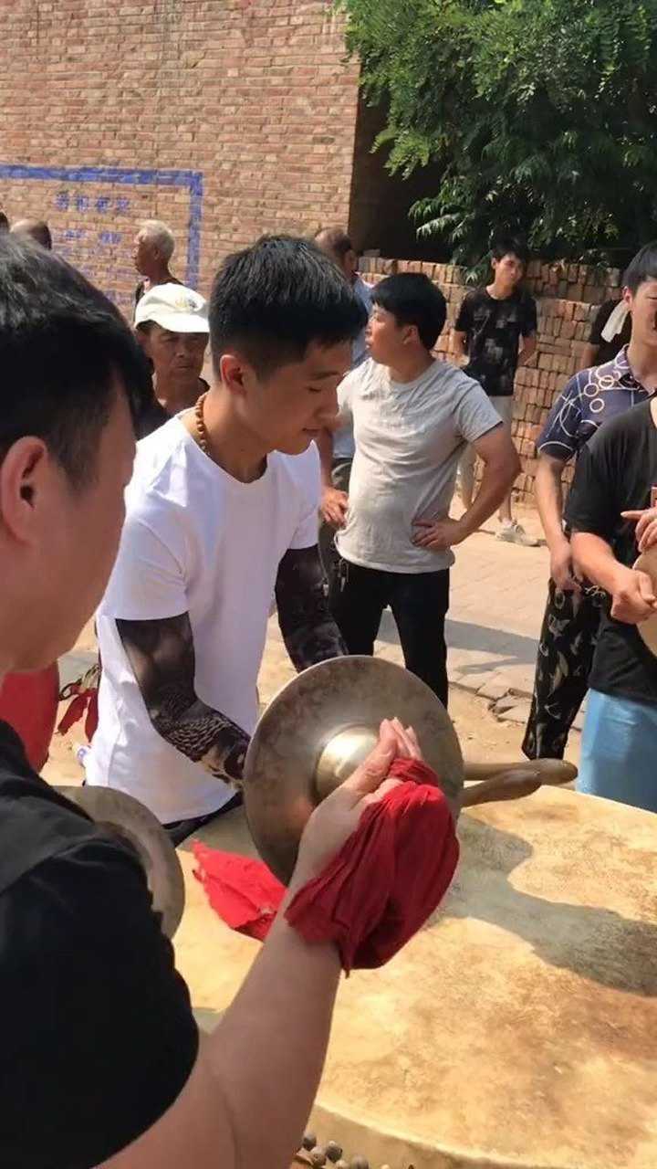 这小哥哥打鼓的样子好精彩,真的激情澎湃呀!