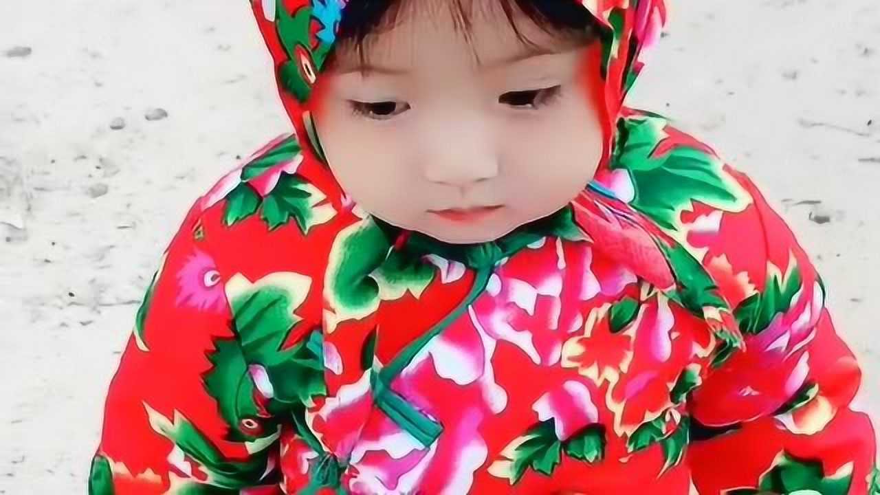 小姑娘你穿着大花棉袄这是要去干什么,这是有什么喜庆的事,还是要回