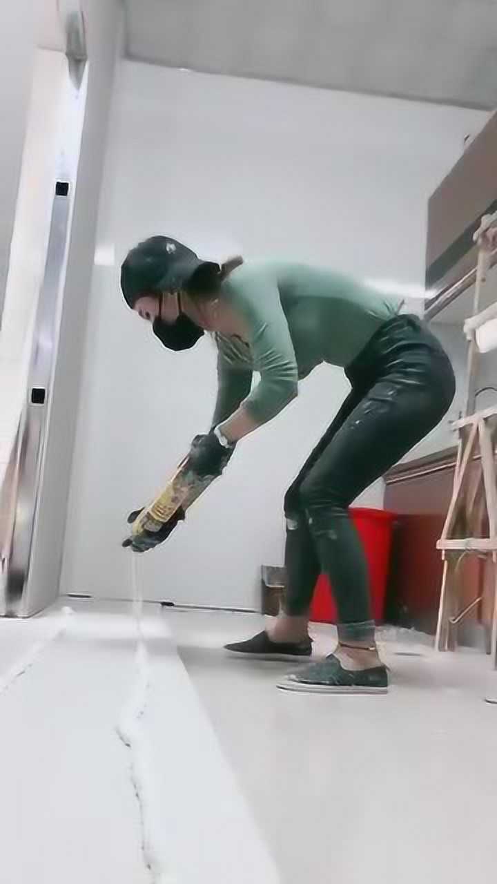 工地无意拍到这一幕美女打胶的手法真熟练包工头偷着乐吧