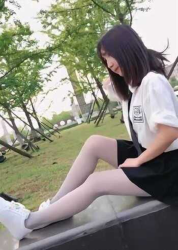 青春气息的萝莉美女,一身简约穿着搭配白色的丝袜,美到难以忘却