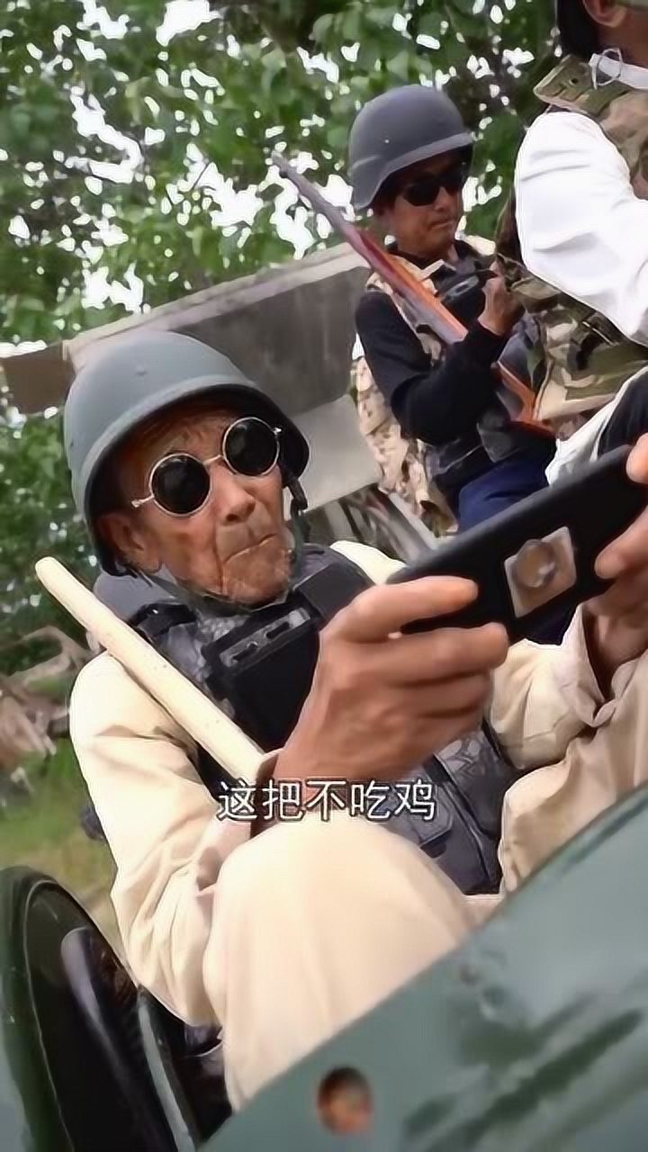 兄弟三人一块玩游戏大爷指挥一块进洞,结果太搞笑!